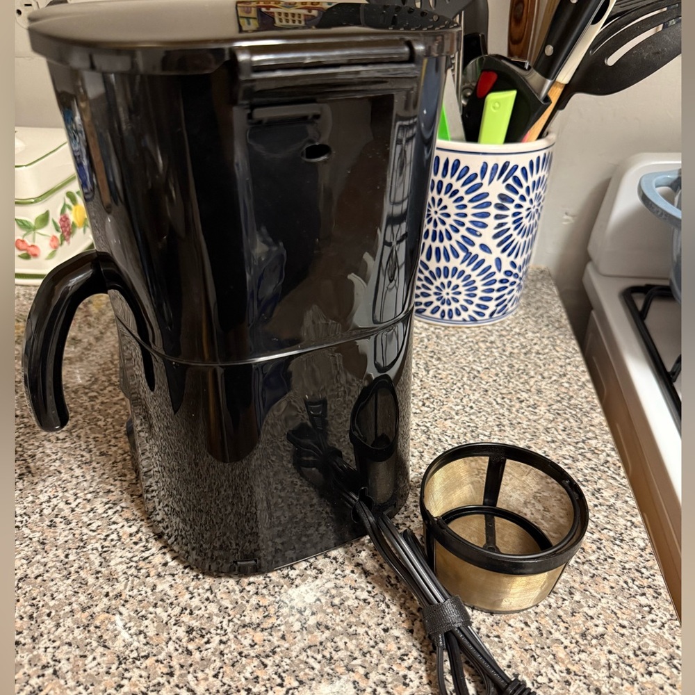 Black & Decker 5-Cup Coffee Maker with 2 Reusable Filter Baskets - Picture 3 of 6